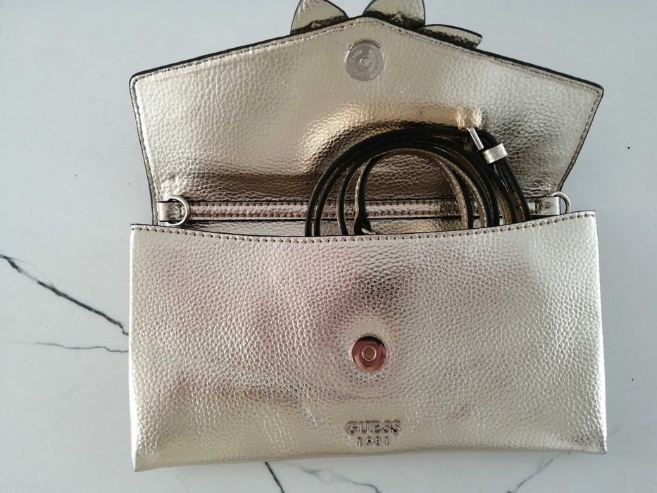 Carteira Dourada marca GUESS