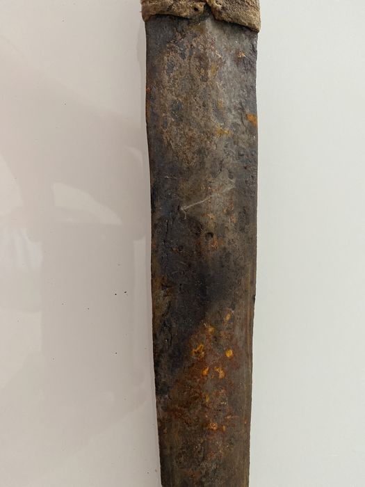 Antiguidade - Faca africana muito antiga e bainha em pele