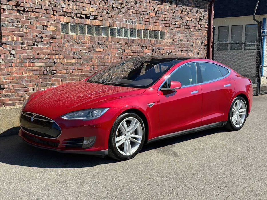Tesla Model S P85D      2015