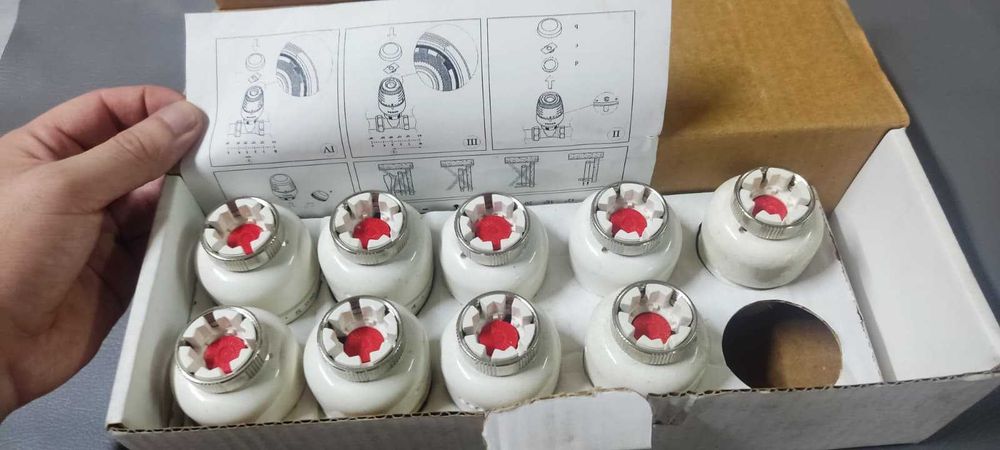 Caixa completa com 10 cabeças termostáticas Giacomini com sensor de líquido.