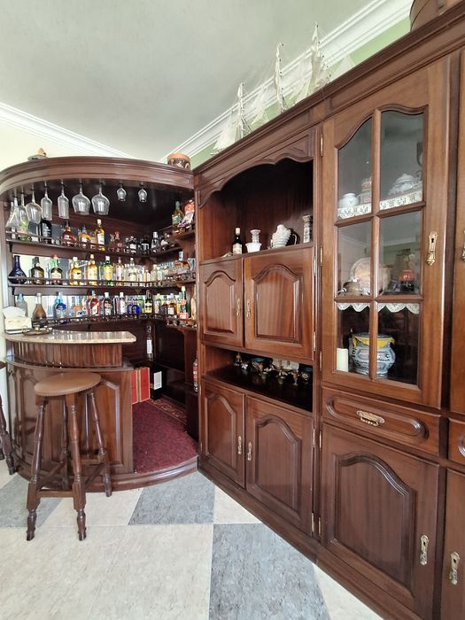 Móvel de Bar de Luxo Clássico em Madeira Maciça com Balcão e Bancos