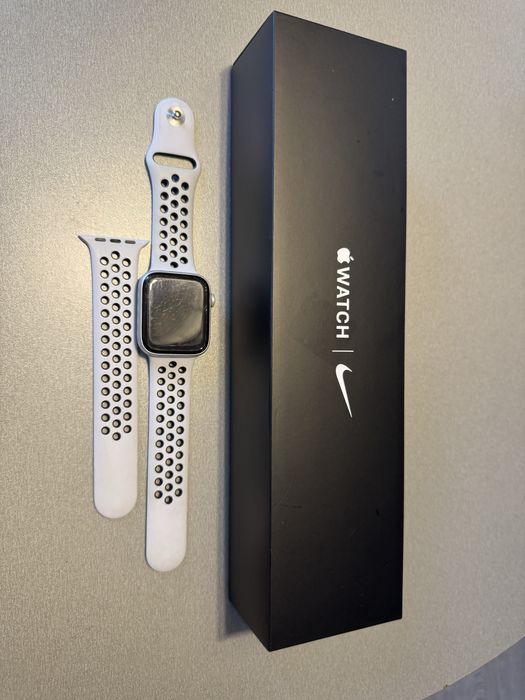 Продам Apple Watch 5 Nike edition 44mm
