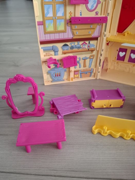 Mala/casinha Pinipon com conteúdos para brincar