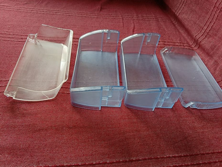 Полички на дверцята холодильника.