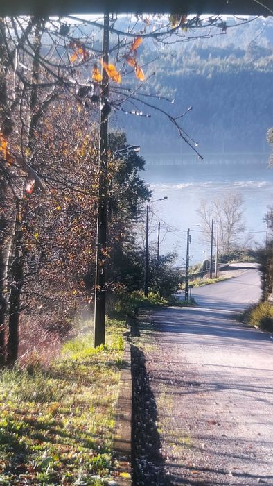 Terreno frente rio Douro com 7300 m2 perto da barragem de Crestuma