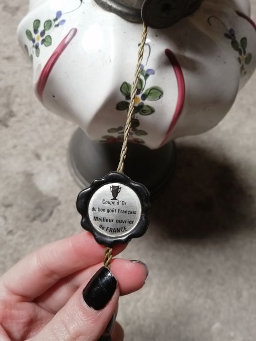 Suporte para vela em forma de lamparina
