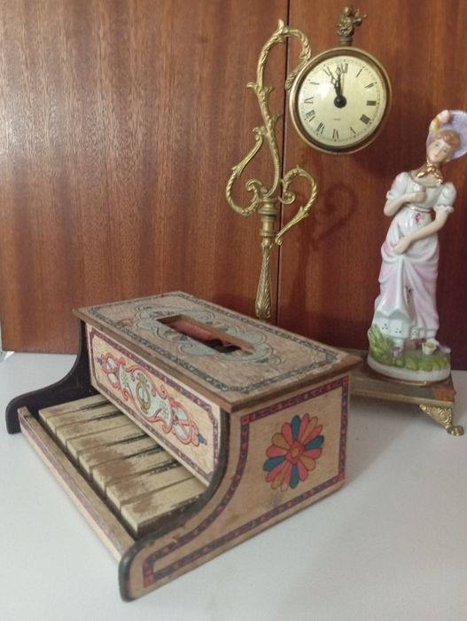 Piano brinquedo antigo