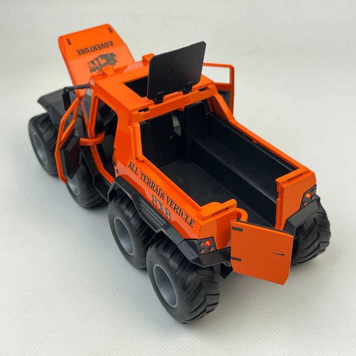 Металева Колекційна модель 1:24 Shaman 8×8 з підсвіткою фар, звуком