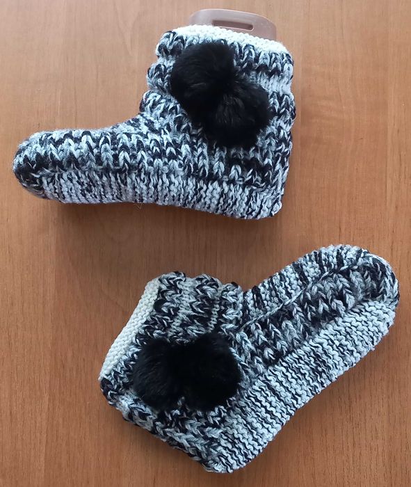 В"язані тапочки з помпонами