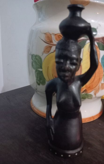 Duas peças africanas esculpidas à  mão  , originárias de Moçambique