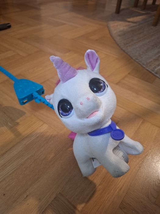 Jednorożec Hasbro FurReal interaktywny na smyczy do pchania