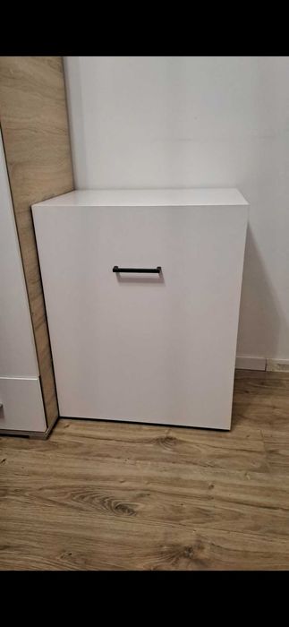 Białe rozkładane biurko