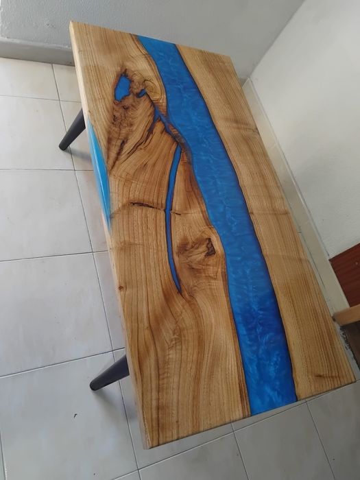 Mesa em madeira com resina