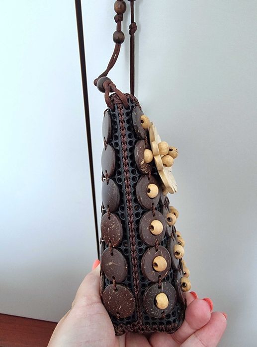 Mala pequena castanha com detalhes e uma flor