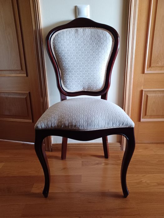 Cadeira nova, estofada a tecido creme claro