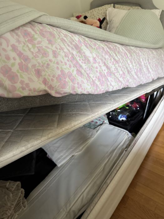 Cama solteiro com arrumacao