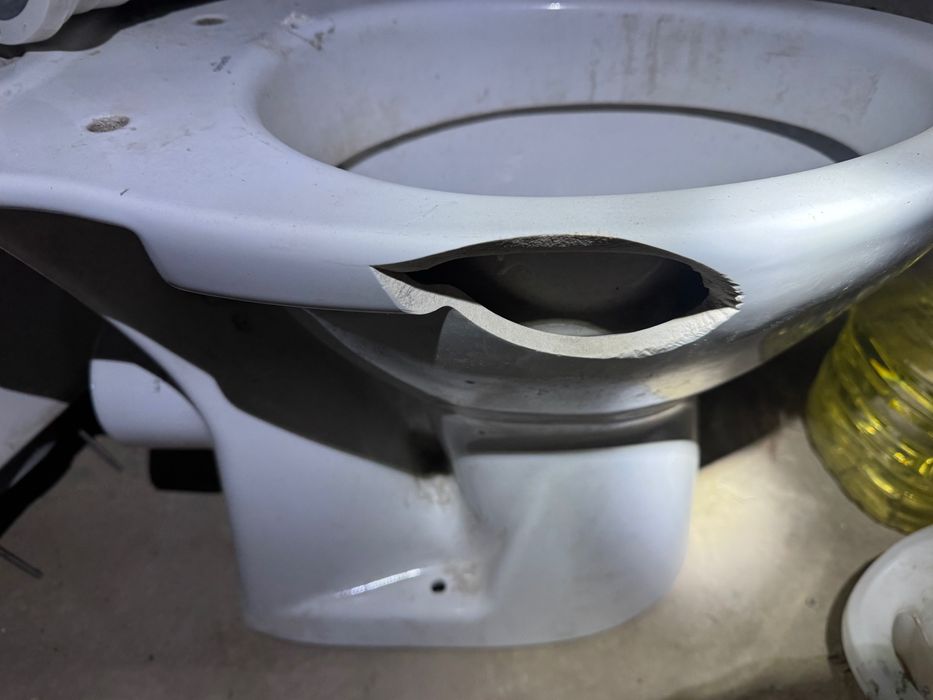 Продам унітаз/комплект Cersanit.Можна будівельникам,/або дачі.