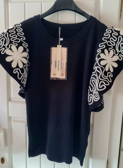 Camisola em malha preta com mangas abalonadas bordadas a branco. TU