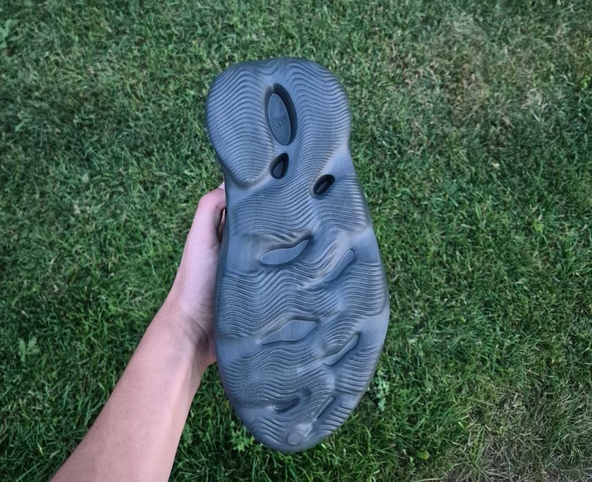 Adidas Yeezy Foam RNR Carbon