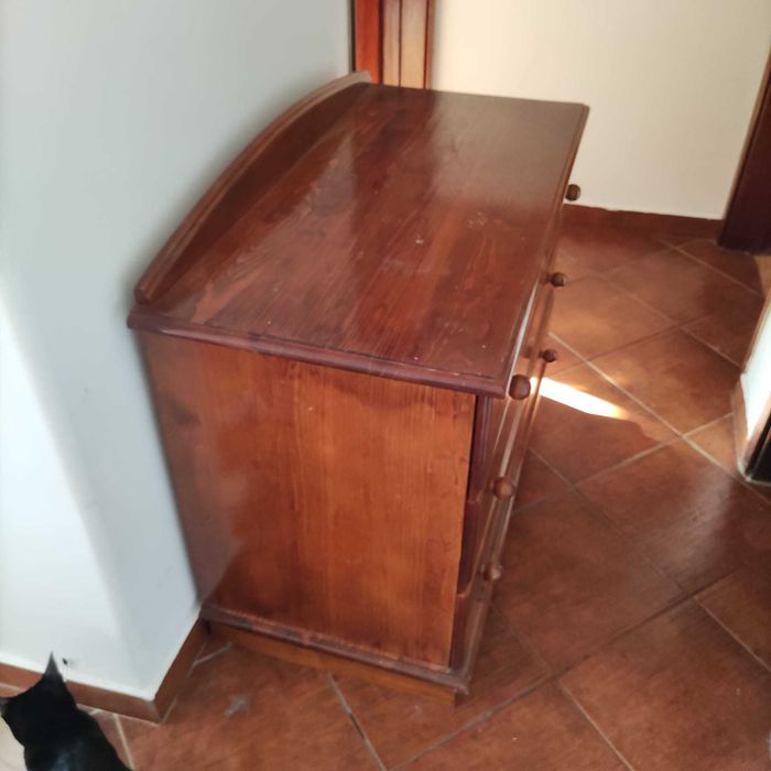 Cómoda quarto em bom estado