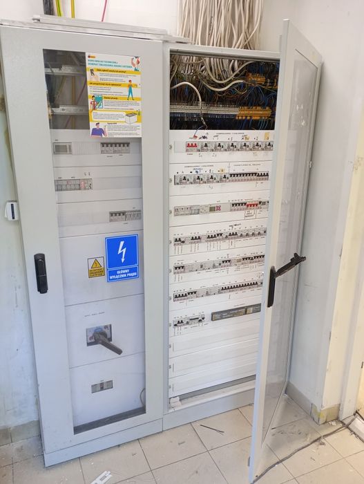 Rozdzielnia elektryczna duża polecam!