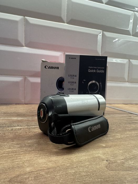 Продам відеокамеру Canon LEGRIA FS306 в гарному стані