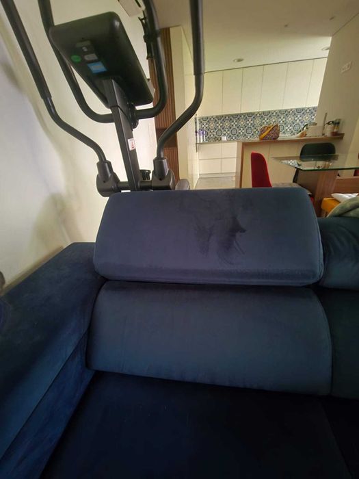 Sofá com chaise long e baús