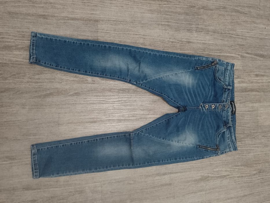 Sprzedam damskie spodnie jeansowe rozmiar XL.