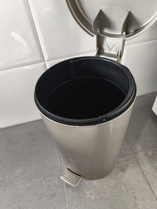 Trash Bin506821230996367361