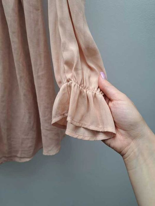 Pudrowa sukienka hiszpanka NLY Trend • Rozmiar S