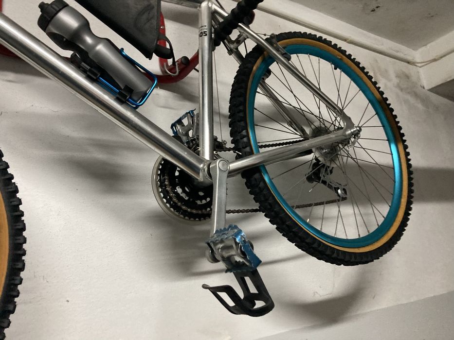 Vendo duas bicicletas a andar