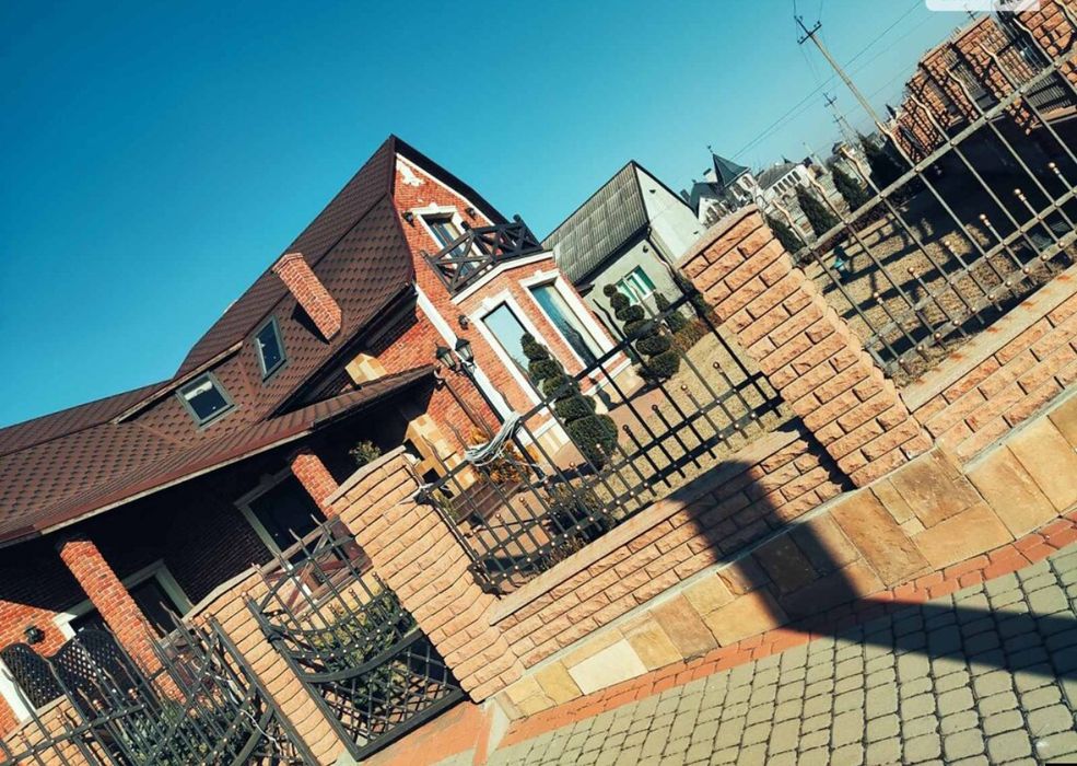Продається будинок в англійському стилі