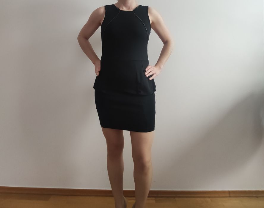 Czarna sukienka z baskinką