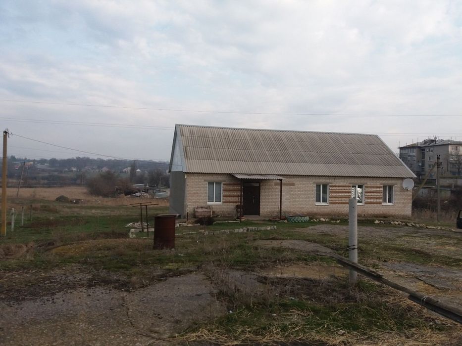 Продається будівля  та будинок. Оренда не розглядається.