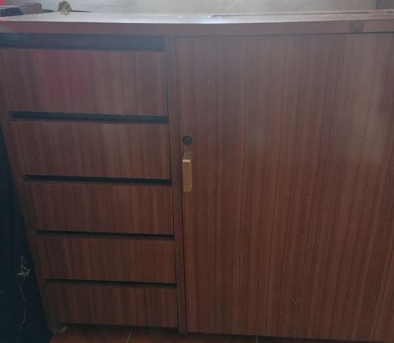 Máquina costura com móvel, pedal e motor