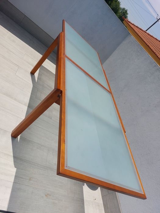 Mesa usada da marca Antarte . Medidas: 1,25m x 0,90m. Aberta fica por 2,50m.