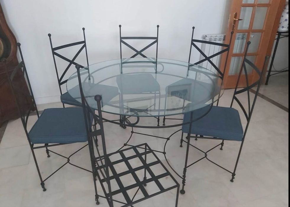 Mesa e cadeiras de ferro forjado