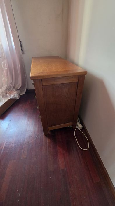 cómoda e mesinha de cabeceira