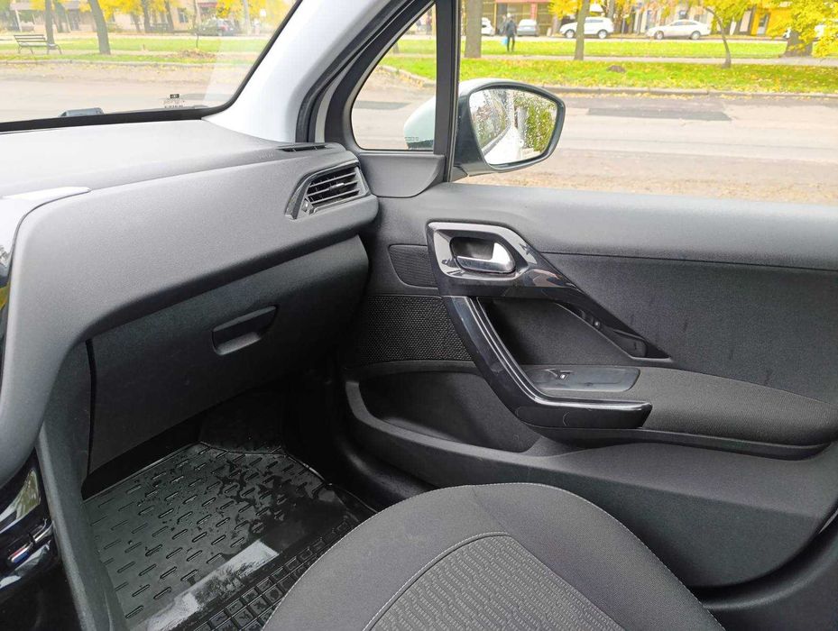 Peugeot 208 2017 року 1.2 л./бензин