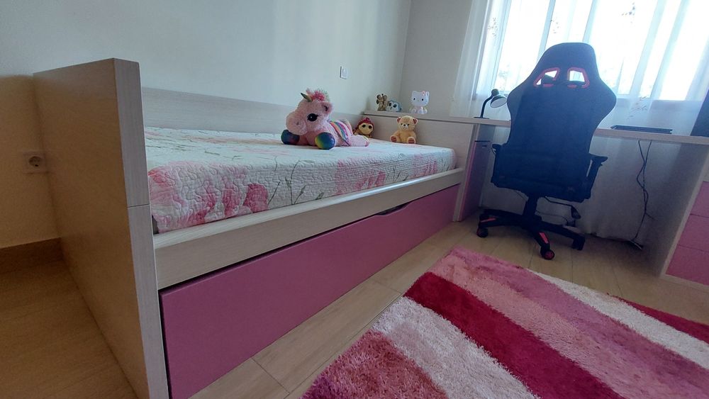 Conj. Cama, colchão, secretária e cadeira pro
