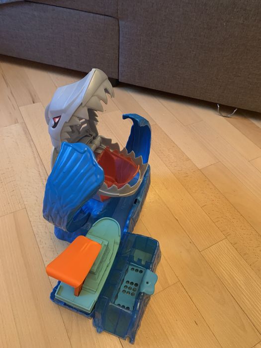 Трек Hot Wheels «Голодна акула-робот»