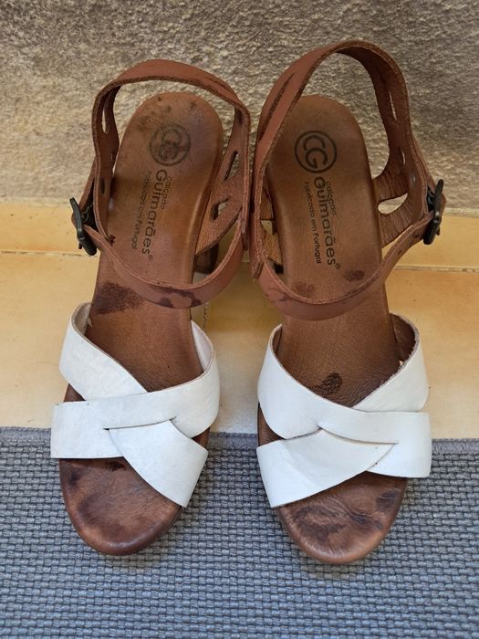 Sandalias pele e madeira
