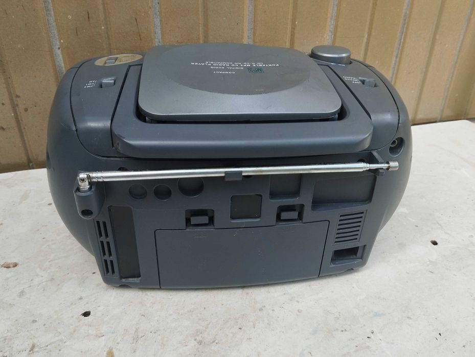 Магнитола ELENBERG CD-110 MP3. Радио приемник +проигрыватель CD дисков