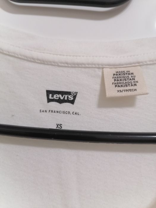 Top        Levi's