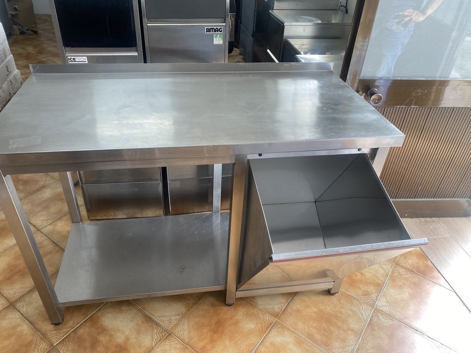Bancada / escaparate com tulha para o Pão