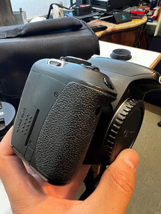 Canon 600D com lente, bateria extra e bolsa