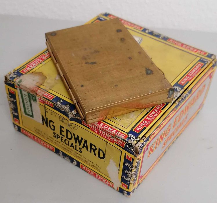 Cigarreira e caixa de cigarrilhas, cada  5€