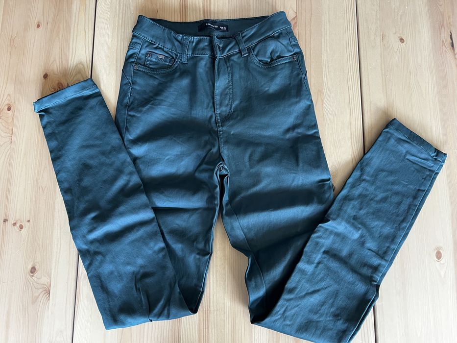 Spodnie Reserved woskowane, wyglądają na skórzane