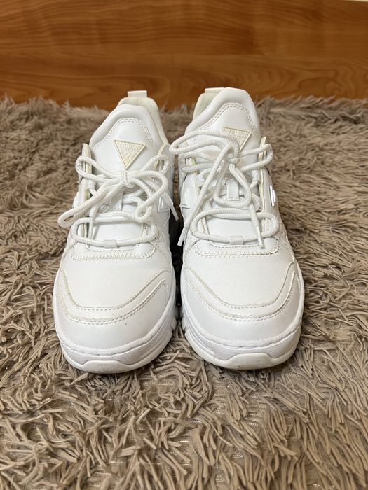 Продам кросівки Guess