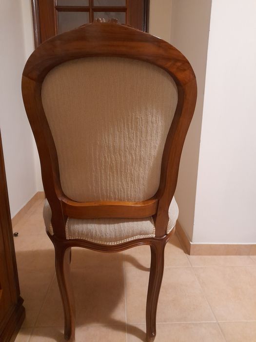 Par de cadeiras estofadas em madeira (50 cada uma)